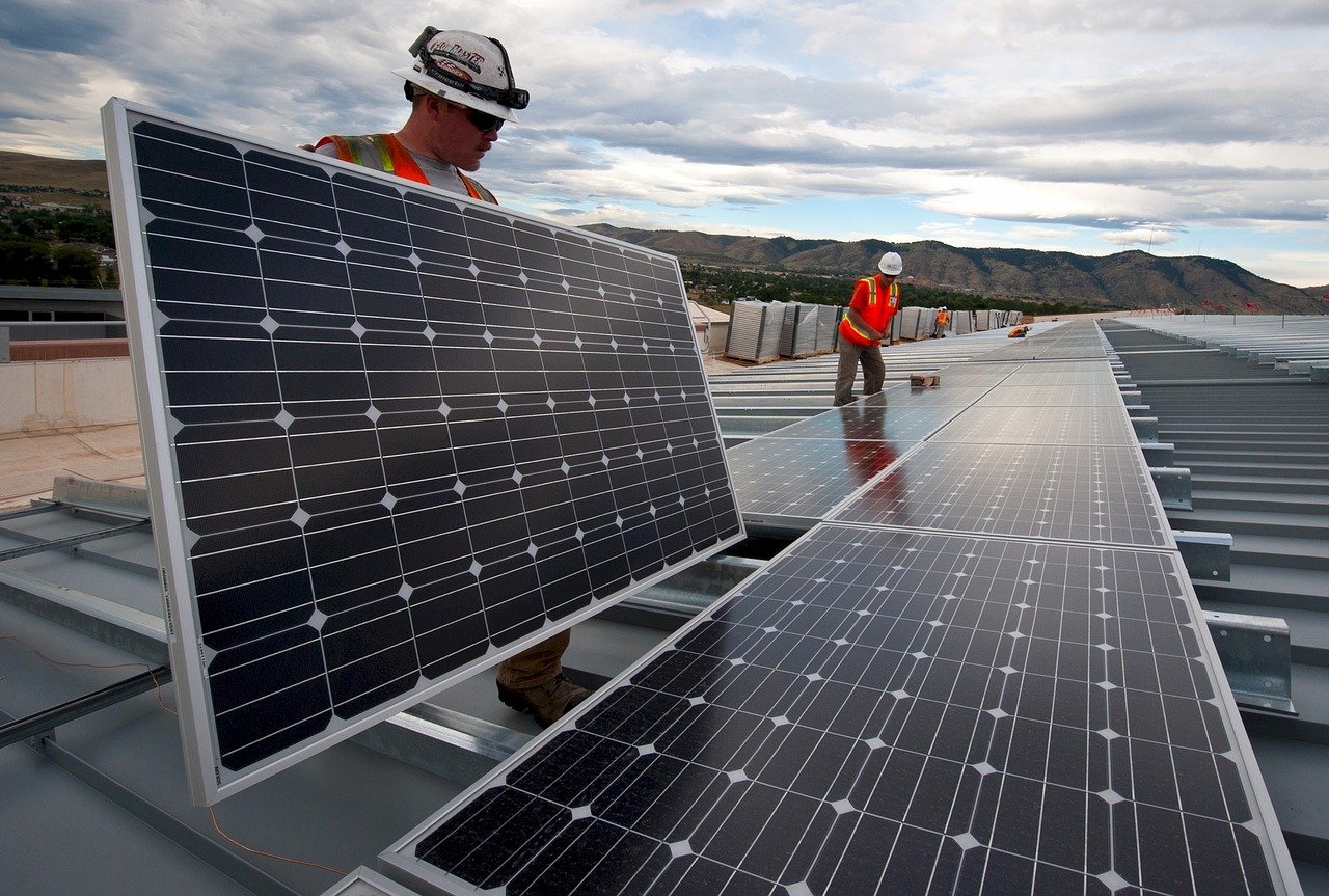Installation de panneaux solaires sur un toit